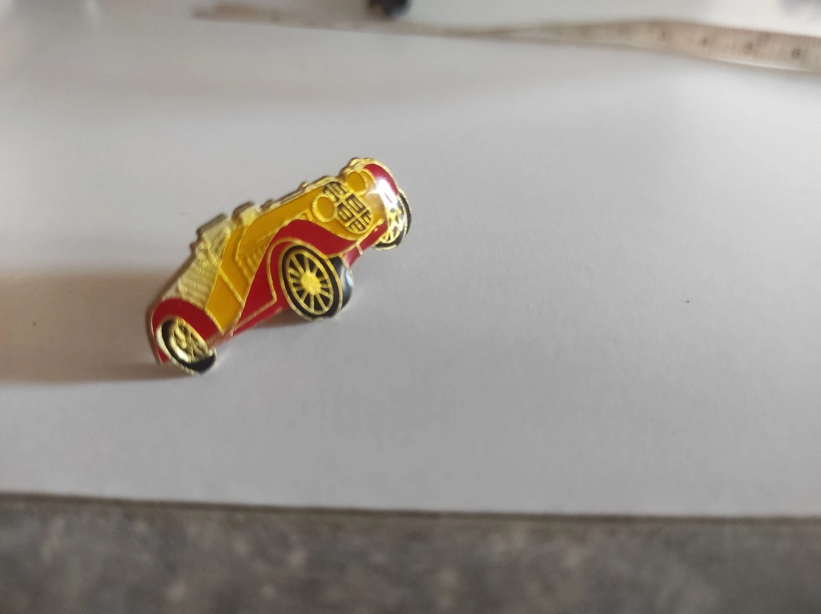 Pin coche clásico amarillo y rojo años 90 